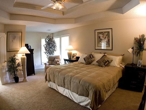 Master Bedroom w/2 walk-in closets