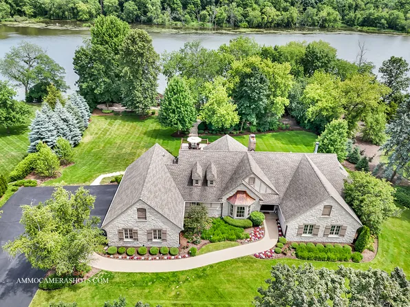 2830 Meadow Dr, Saint Charles, IL 60175