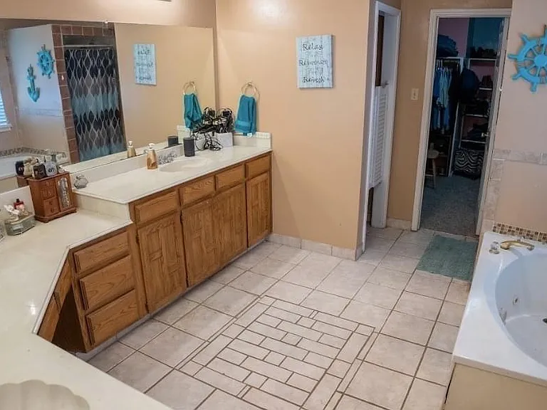 2324 Boardwalk Dr — Photo 7