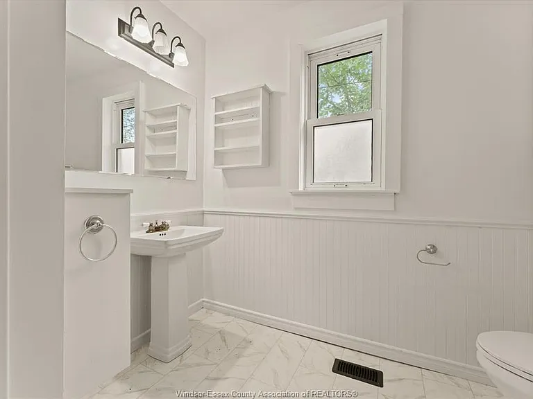 1533 Alexis Rd — Photo 16