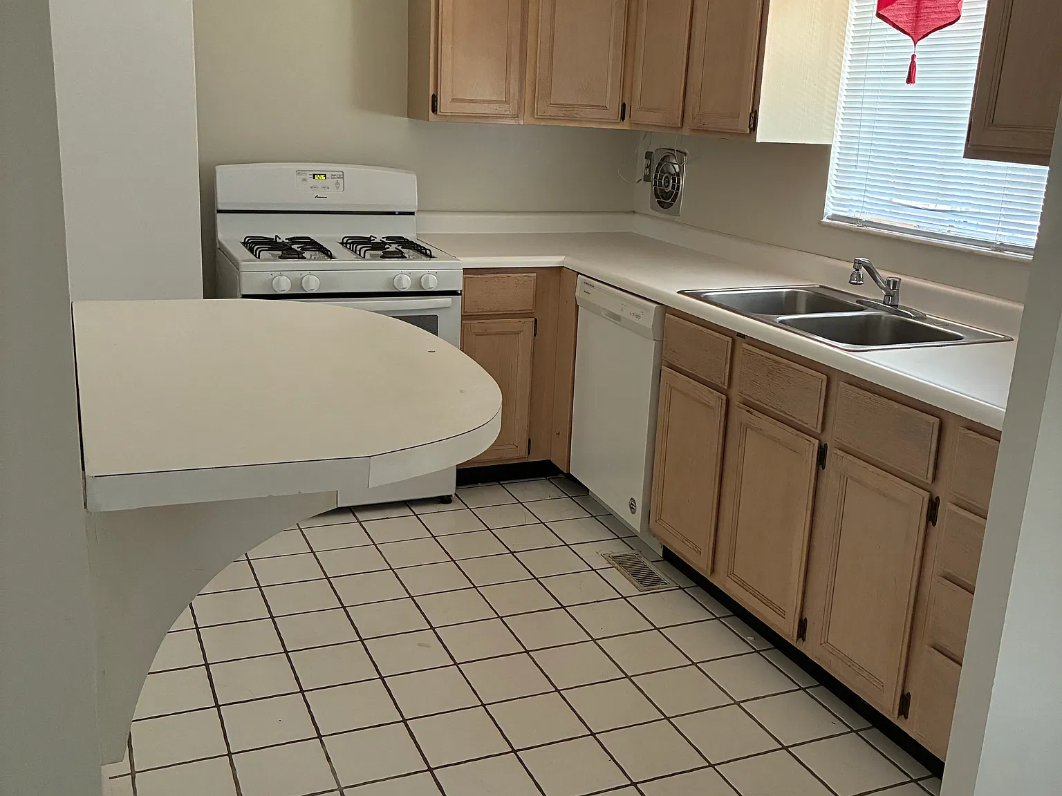 3 bed, 1.5 bath, 1318 sqft, $1,740 — Photo 3