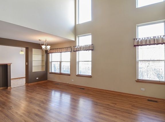 3rd image of 1562 E Baronet Ln