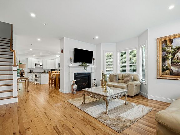 4th image of 2 Harmony Ln #2