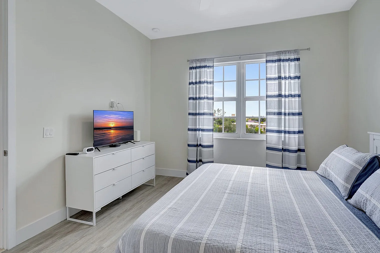 3 bed, 2.0 bath, 1496 sqft, $3,090 — Photo 1