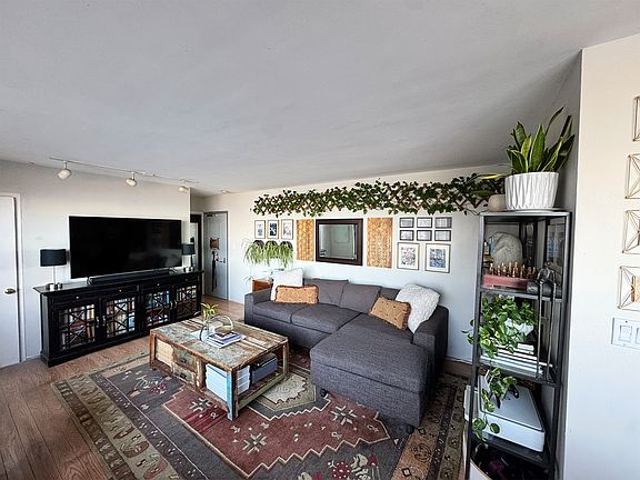 4th image of 3420 N Lake Shore Dr APT 17O