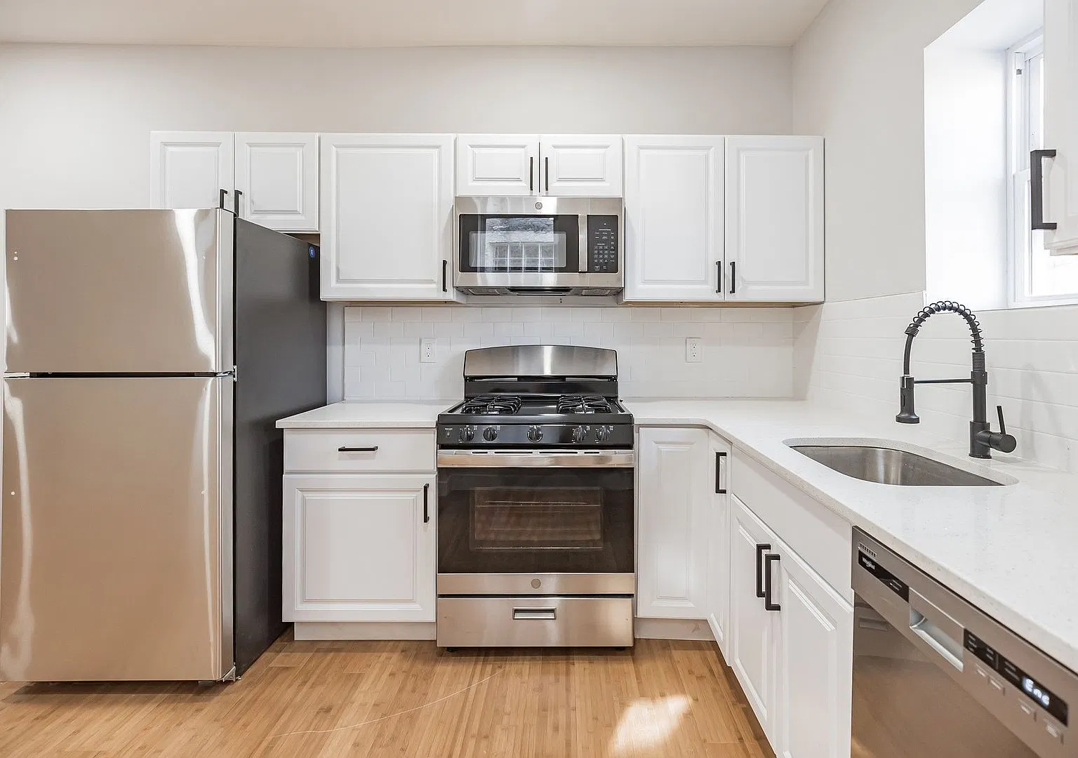 Newly Renovated 3 bedroom 1 bathroom house — Photo 3