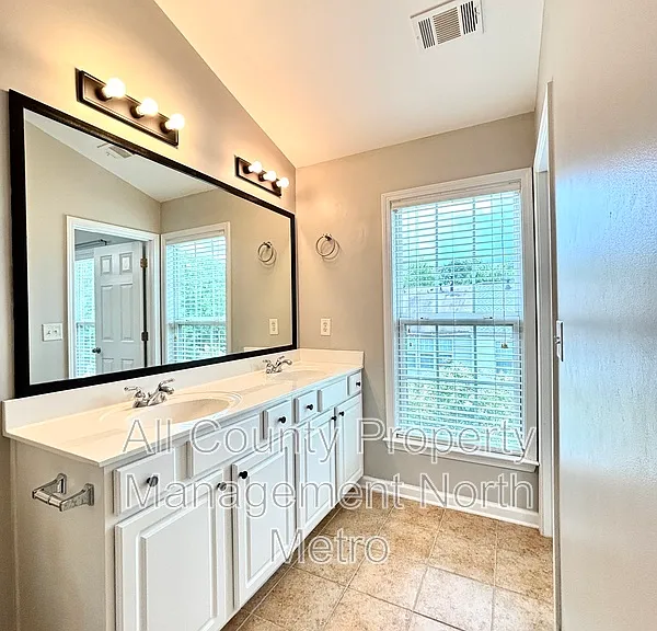 1033 Thornborough Dr — Photo 9