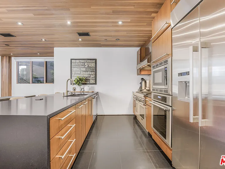 661 Broadway St — Photo 16