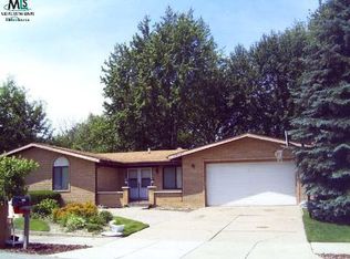 31475 McNamee St, Fraser, MI 48026