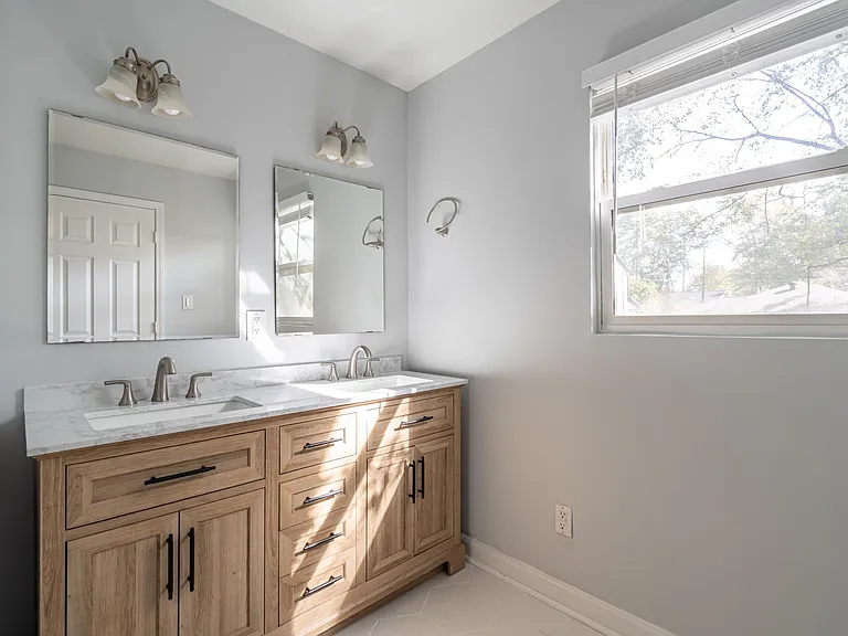211 Sisson Ave NE — Photo 16