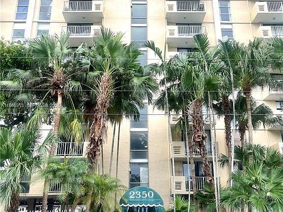 4th image of 2350 NE 135th St APT 308