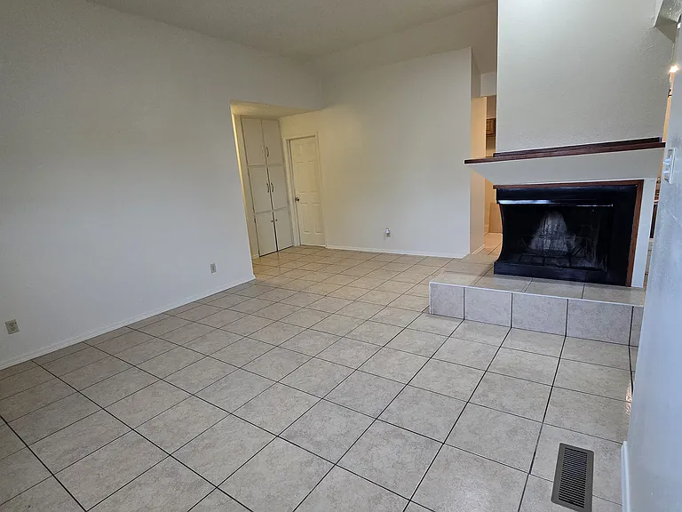 910 S Wyoming Ave — Photo 2