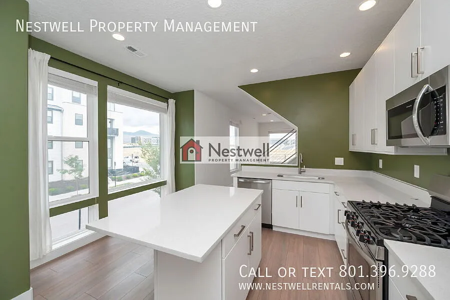 $500 OFF 1ST Month's Rent! - Stunning 3-bed Townhome in Daybreak — Photo 4