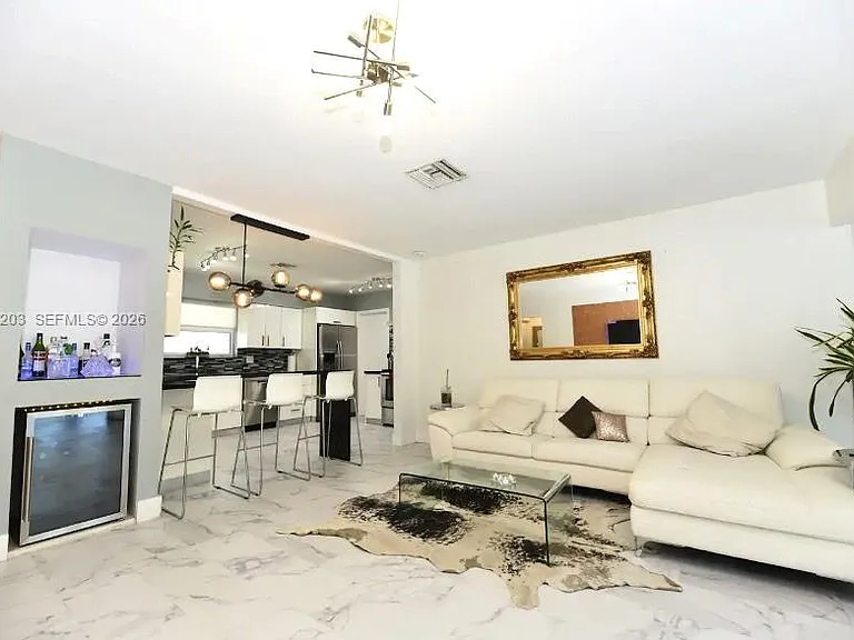 909 N 13th Ct — Photo 3