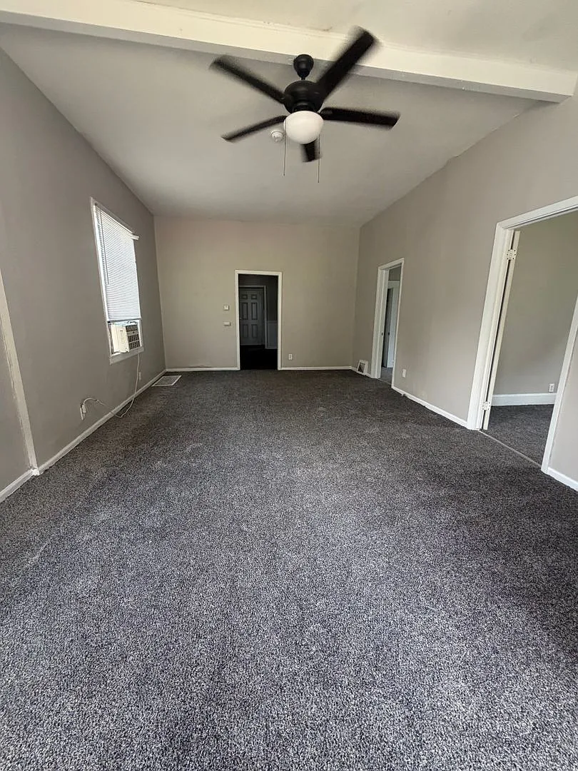 3 Bedroom One Bath! — Photo 2