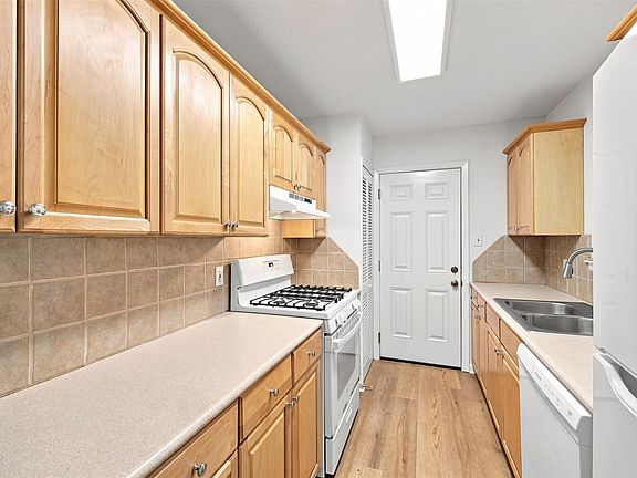 5th image of 4908 Gladeview Dr