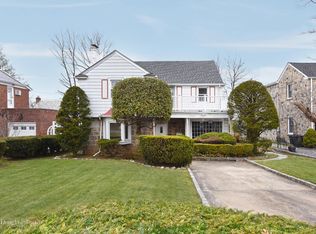 17 Upland Rd, Great Neck, NY 11020