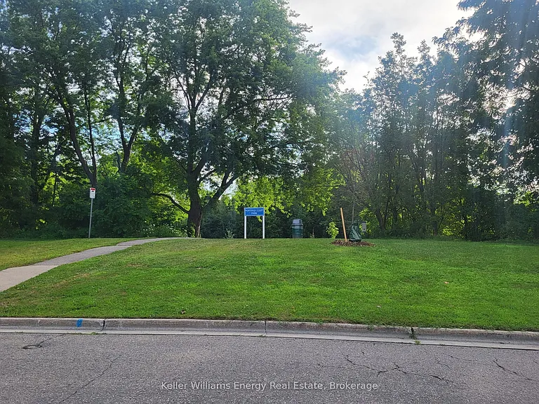 910 Grierson St #LOWER — Photo 25
