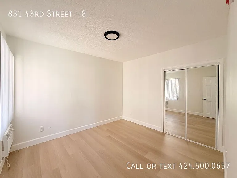831 W 43rd St #8 — Photo 5