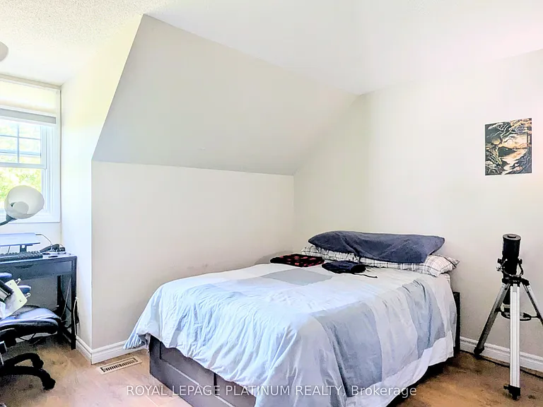 630 Pinerow Cres — Photo 7