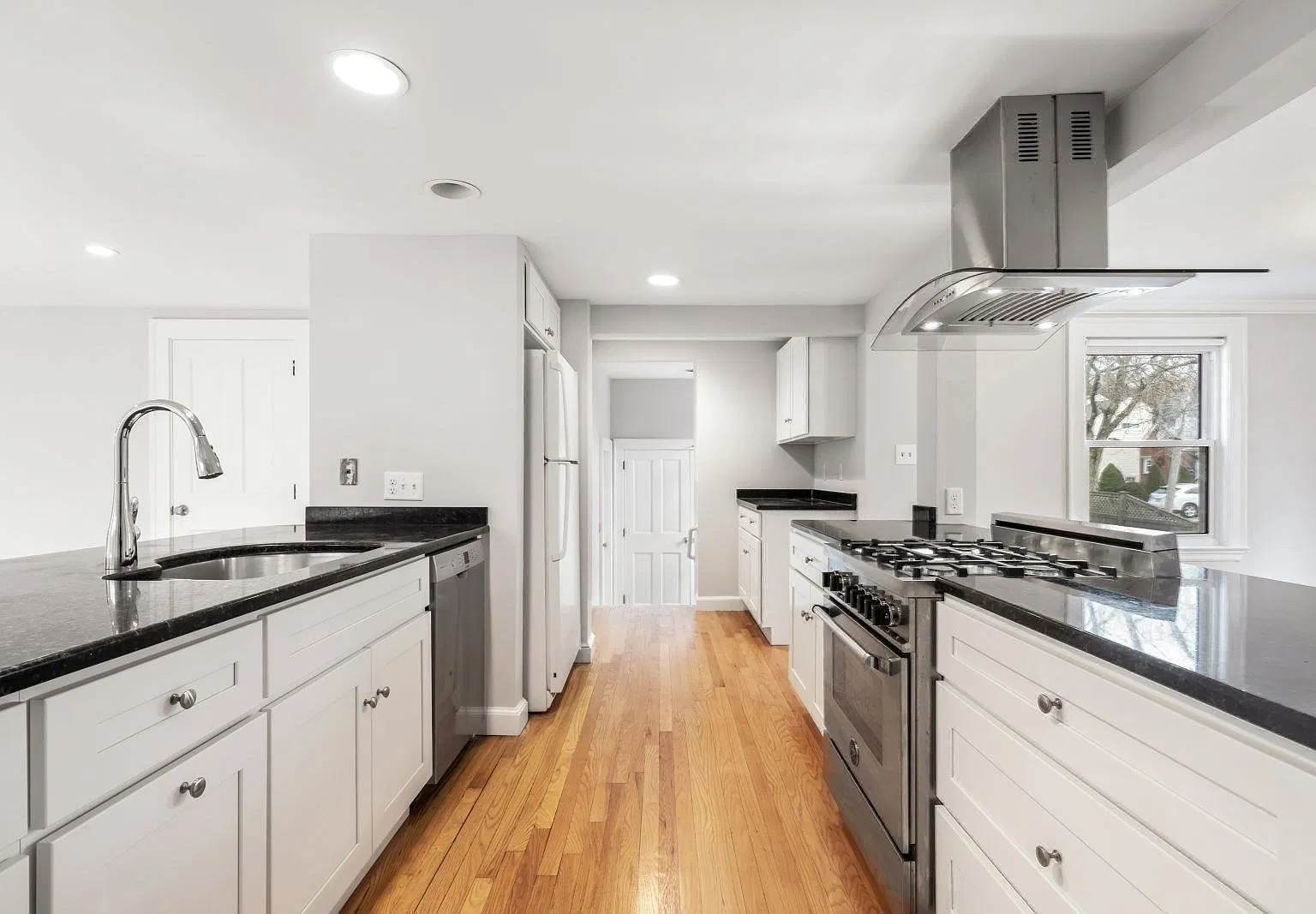 4 bed, 3.0 bath, 1980 sqft, $5,800 — Photo 3