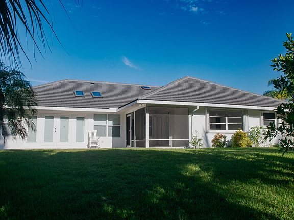 3rd image of 4185 SE FAIRWAY Court