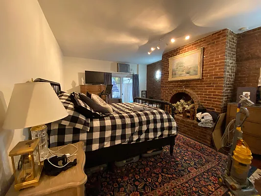 Rented by One New York Realty Inc | media 36