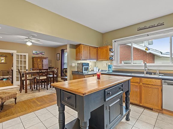 3rd image of 901 Aurora Ave