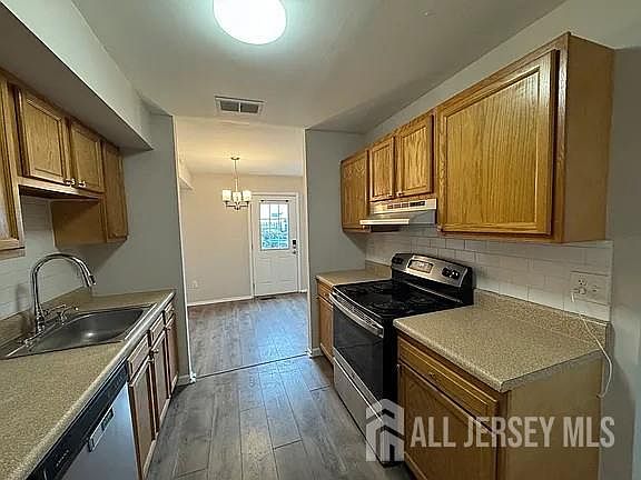 3rd image of 21 Lennox Ct