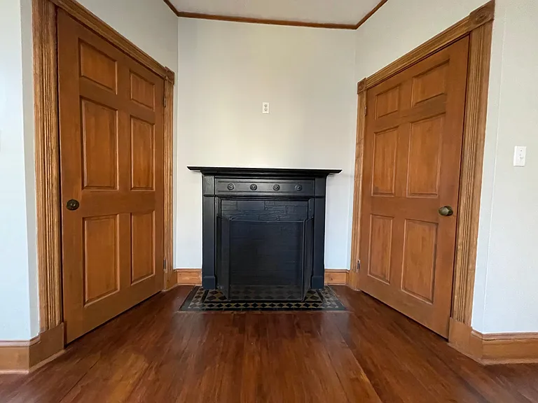 1st bedroom - 2 closets