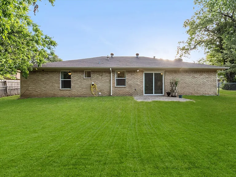2604 Fairmont Cir — Photo 26