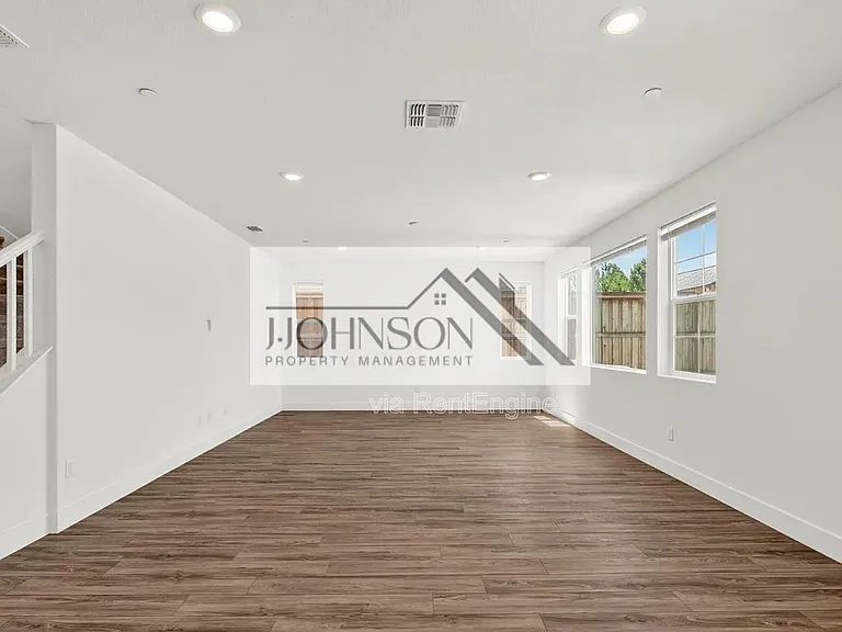6640 Silverleaf Ct — Photo 2
