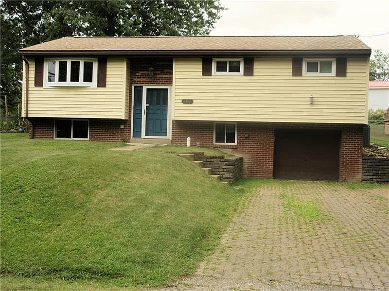 Welcome to 107 Strangler Drive! Enjoy the 1 car integral garage and all of the extra parking spots in this large driveway!