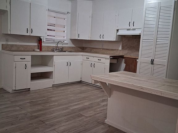 5th image of 3207 Longwood Dr