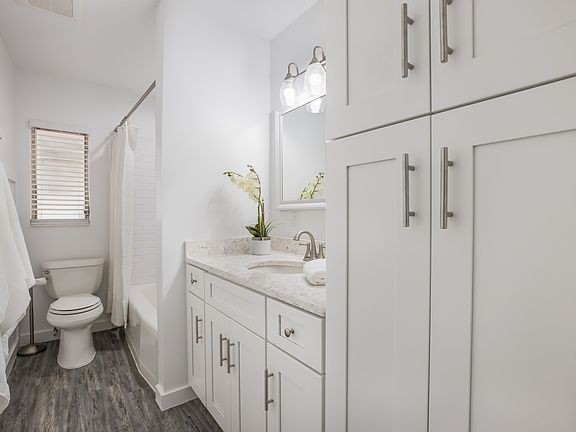 Guest bath w/tons of storage