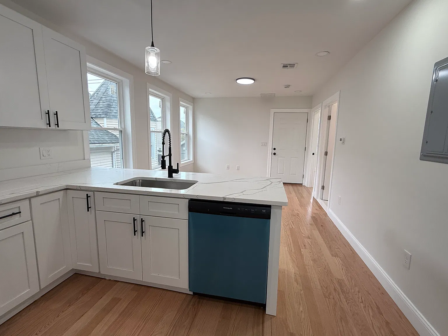 2 bed, 700 sqft, $2,000 — Photo 2