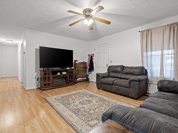3rd image of 138 Sunset Dr
