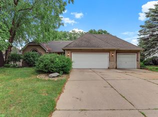 2287 Snowshoe Ln E, Maplewood, MN 55119