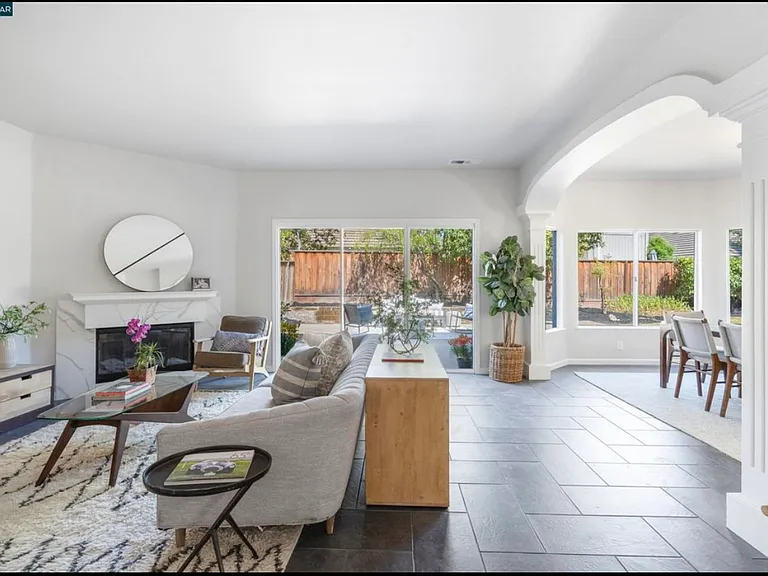 5 Stuart Pl — Photo 5