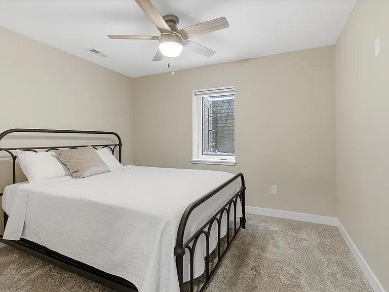 820 Clay St — Photo 2