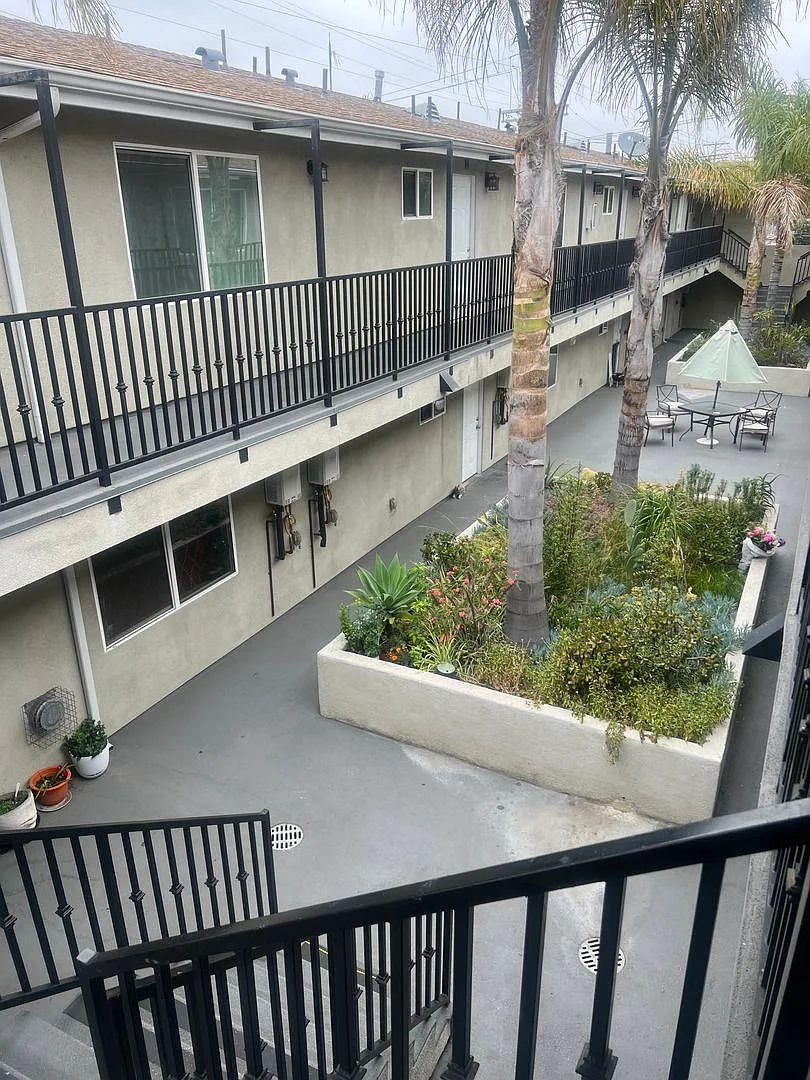 3856 S. Normandie Ave — Photo 2