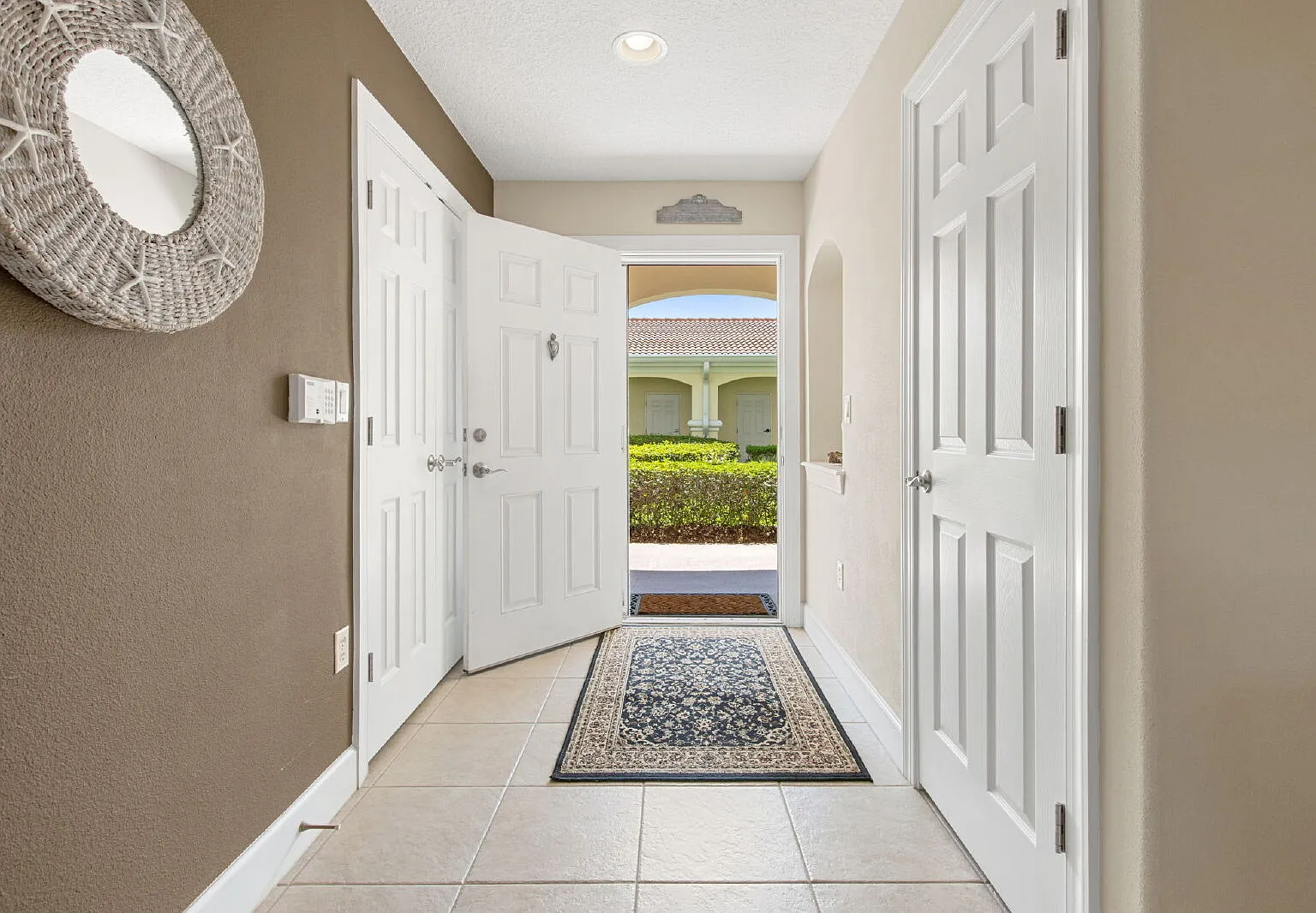 3 bed, 3.0 bath, 2036 sqft, $4,000 — Photo 4