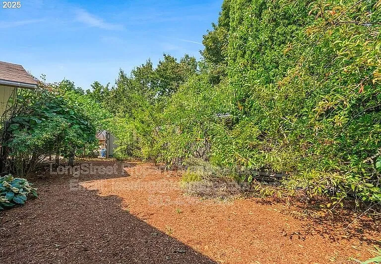 2915 NE Fremont Dr — Photo 3