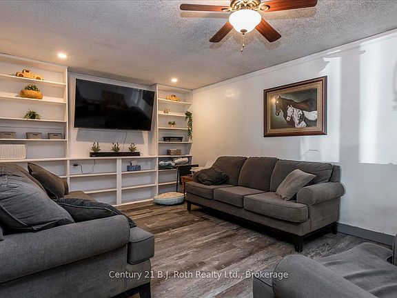 3rd image of 2286 Flos Cres #10