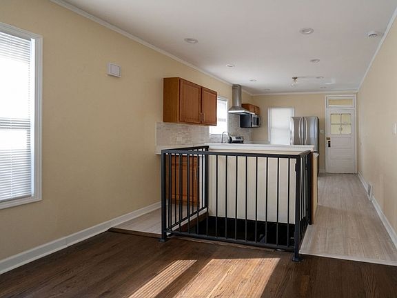 4th image of 10046 S Perry Ave