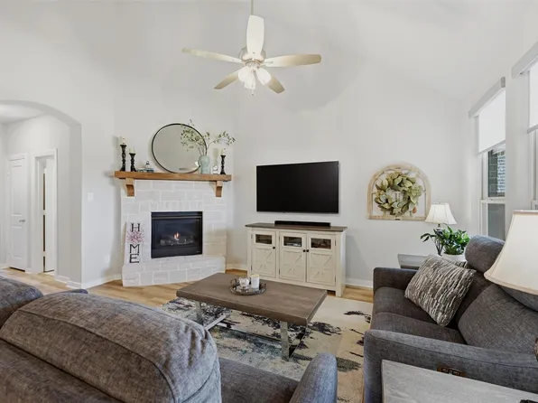 3913 Southbend Ct, Denison, TX 75020