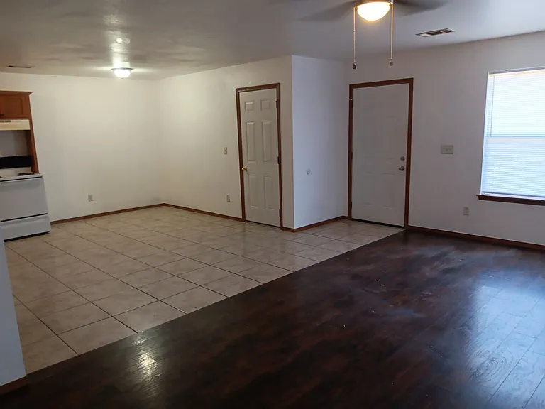 304 & 306 E Asher Ct #306 — Photo 3