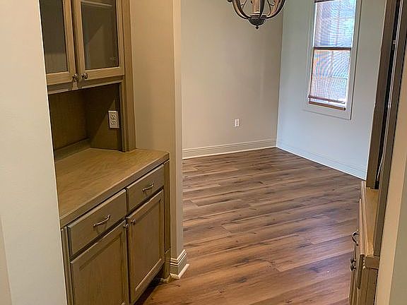 Cabinets btwn kitchen&dining
