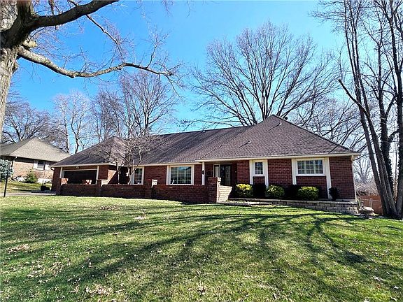 2nd image of 203 NW Oxford Ln
