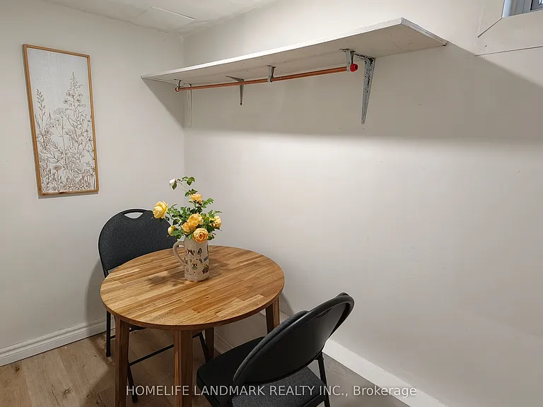 385 Marybay Cres #2 — Photo 3